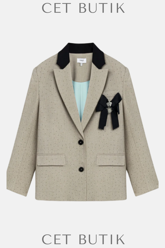 Twist Fiyonk Aplikeli Blazer Ceket – Şık ve Zarif Dokunuş