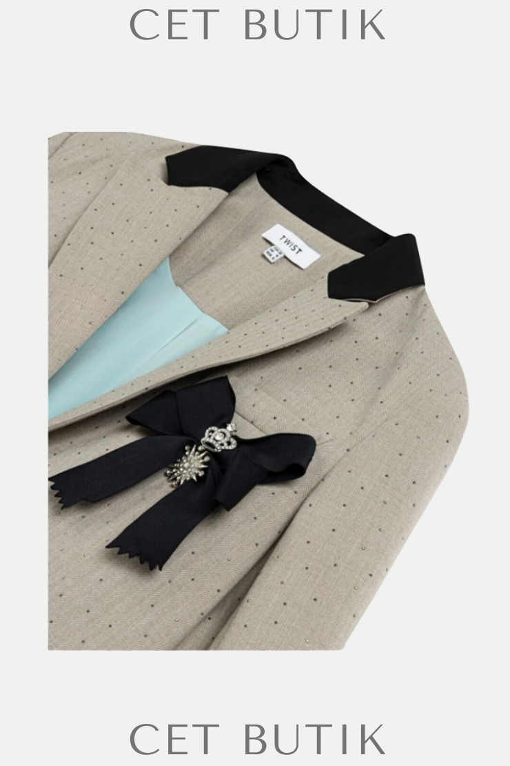 Twist Fiyonk Aplikeli Blazer Ceket – Şık ve Zarif Dokunuş