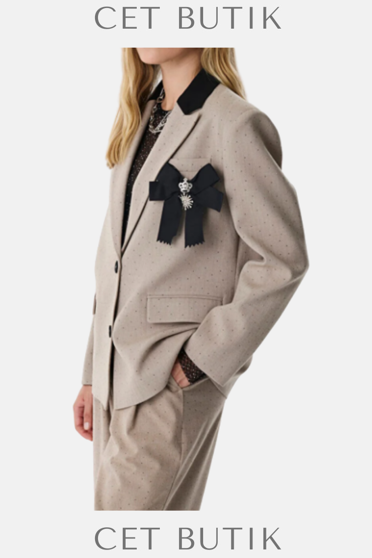 Twist Fiyonk Aplikeli Blazer Ceket – Şık ve Zarif Dokunuş