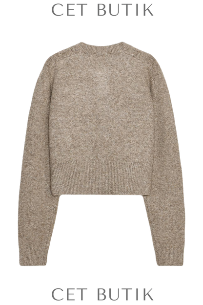 Zara Yumuşak Örgü Düğmeli Hırka – Metal Taba & Crop Detaylı Triko
